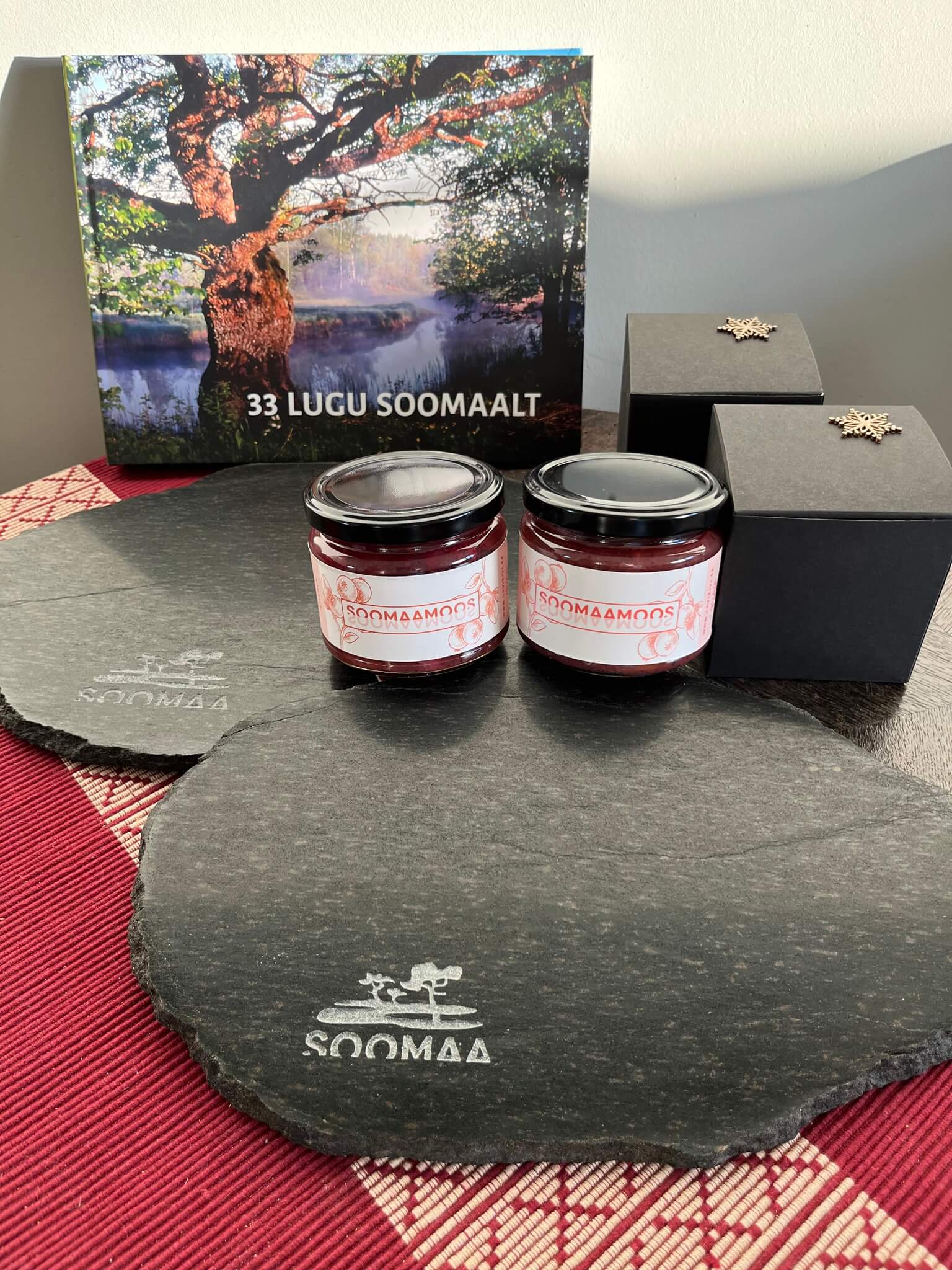Soomaa logoga kivialused