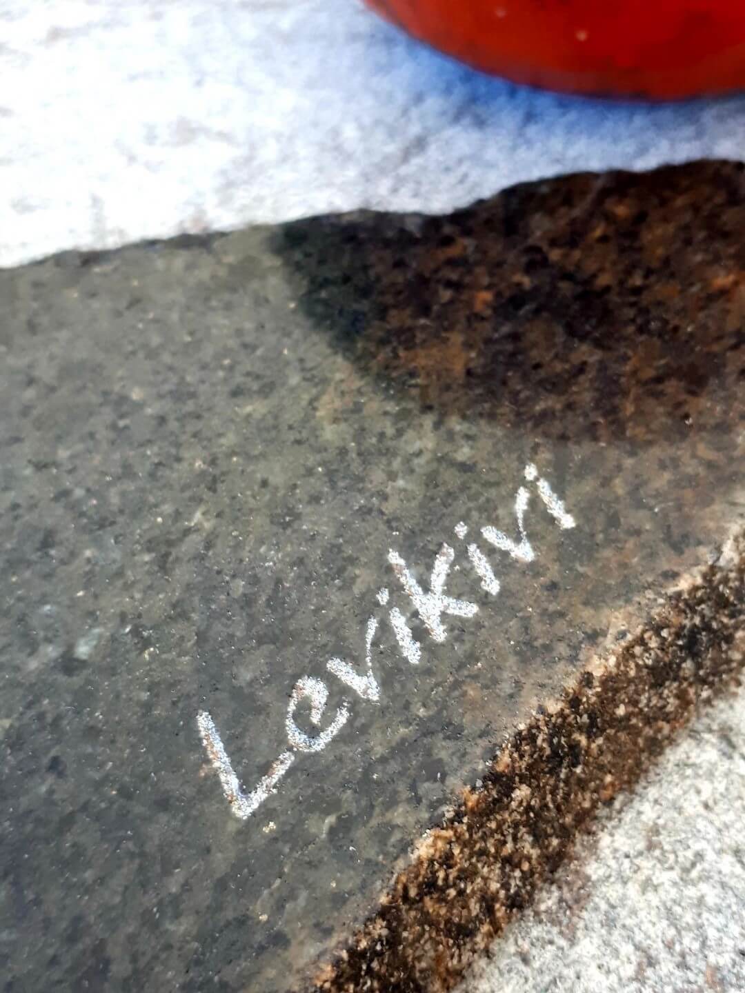 Levikivi logo graveeritud kivile