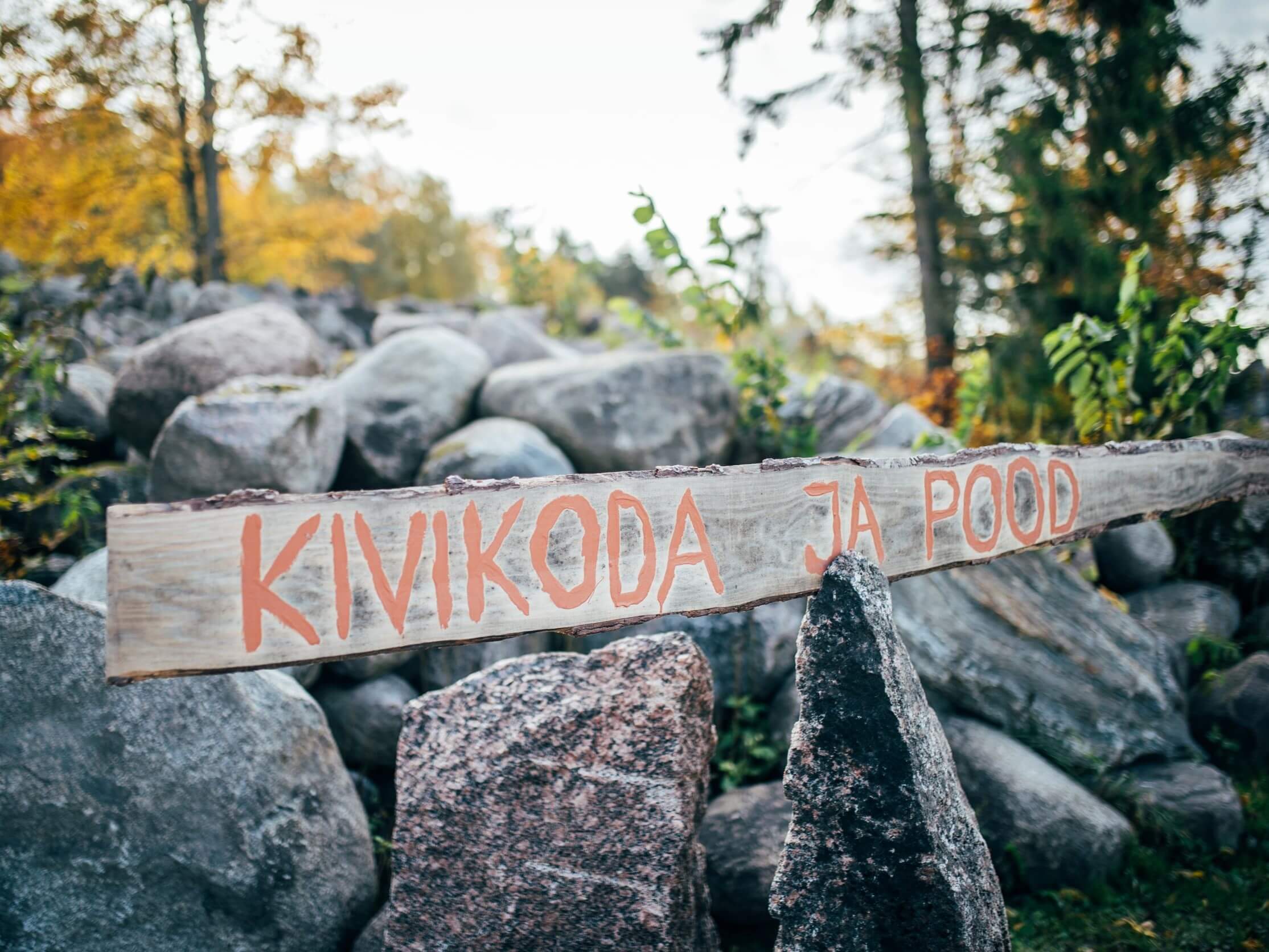Kivikoda ja pood silt
